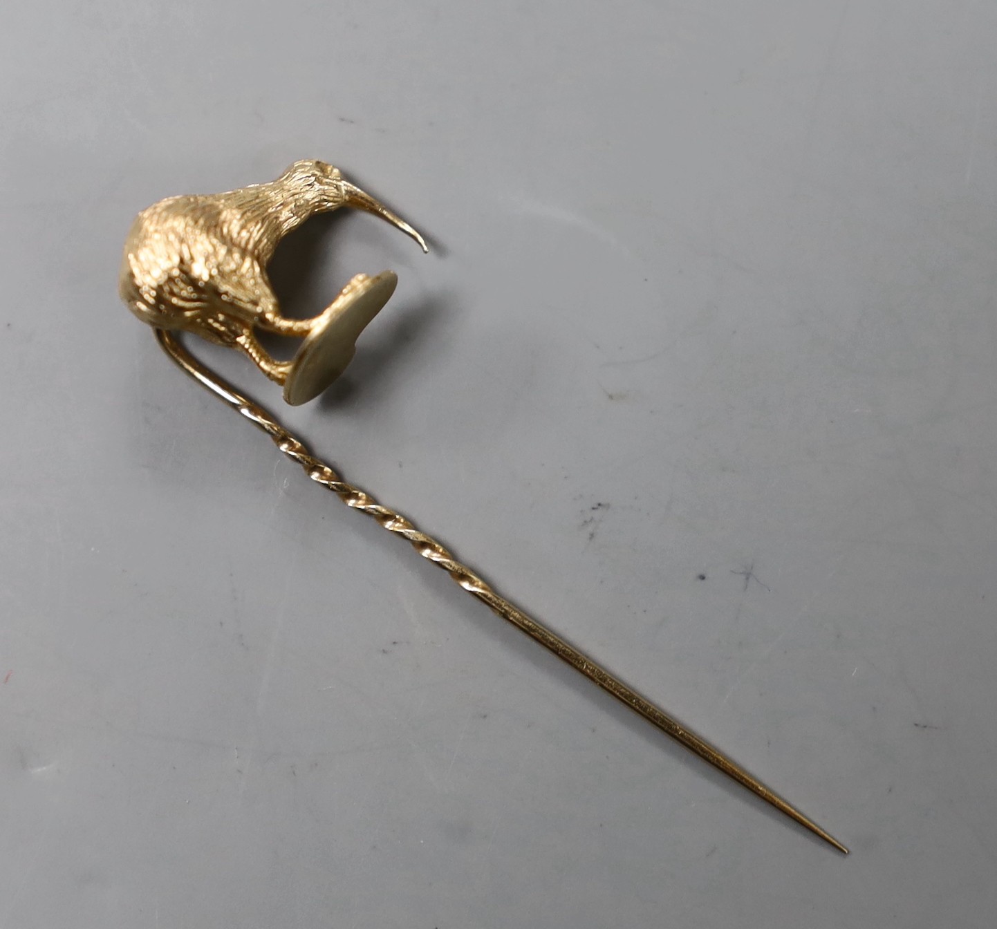 A cased 9ct novelty stick pin, the terminal modelled as a Kiwi, 56mm, 4.8 grams.